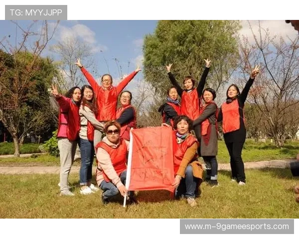 足球球星独特上场手势背后展现心理暗示与团队凝聚力